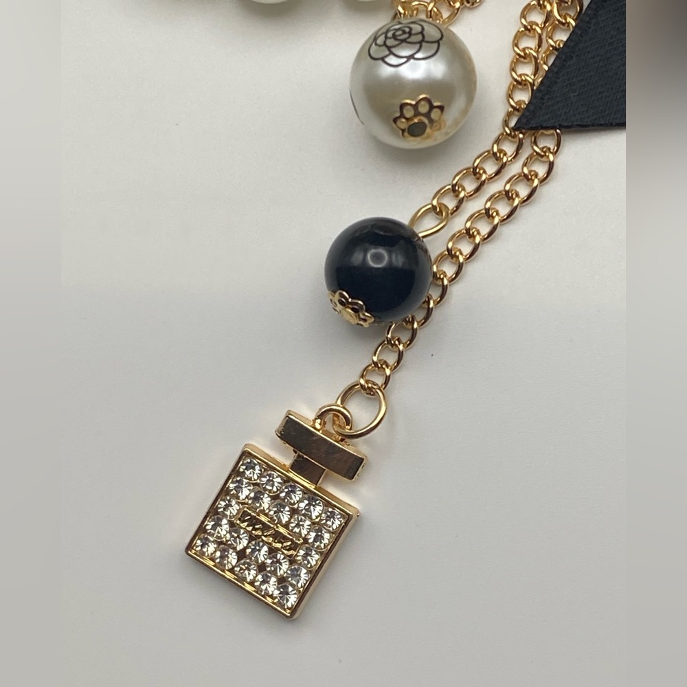 Elegant Pearl and Gold Keychain with Black Bow - Picture 3 of 4
